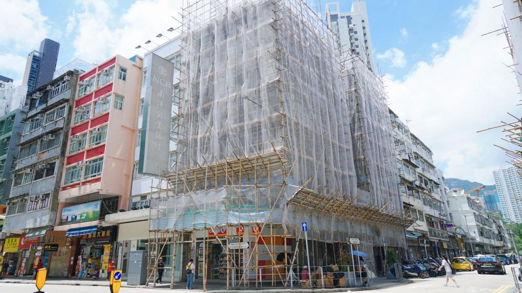 九龍城衙前圍道的市區重建項目已展開,多棟舊樓搭起竹棚,待稍後清拆。
