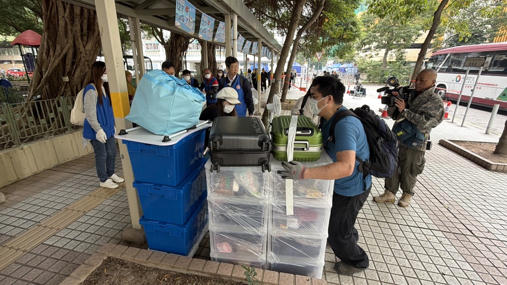 護理員梁先生搬走宏志閣的全屋家電，返回護老院擺放。梁國峰攝