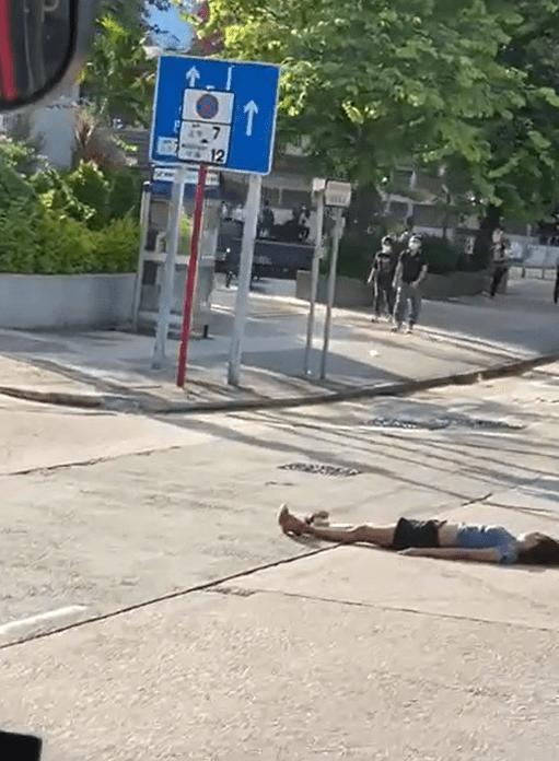 一名女子臥在荔枝角道馬路中間。影片截圖
