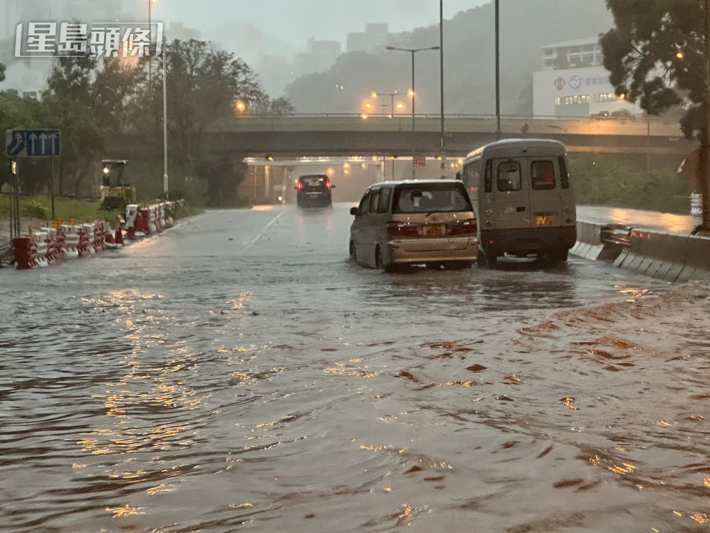 黑雨期间不少汽车被洪水淹浸。资料图片