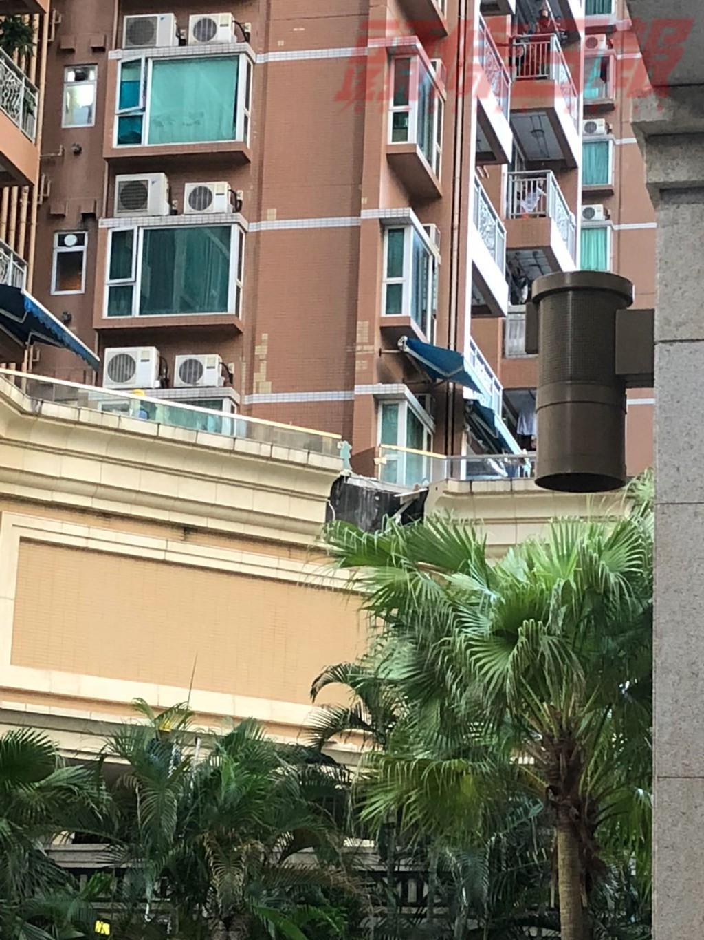 消防員在屋苑平台檢視。