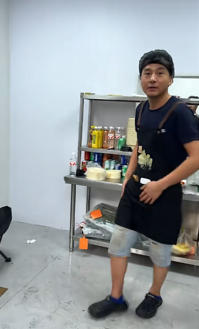 炒饭店老板张山野谦称自己做的是举手之劳。抖音