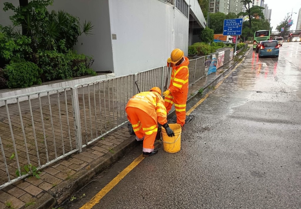 渠務署在強力排水機械人「龍吸水」的協助下,已經完成清理位於屯門法院及新田永平村的水浸個案。fb「下水水」專頁圖片 渠務署在強力排水機械人「龍吸水」的協助下,已經完成清理位於屯門法院及新田永平村的水浸個案。fb「下水水」專頁圖片