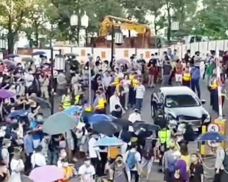 示威者包圍聶德權汽車。有線截圖