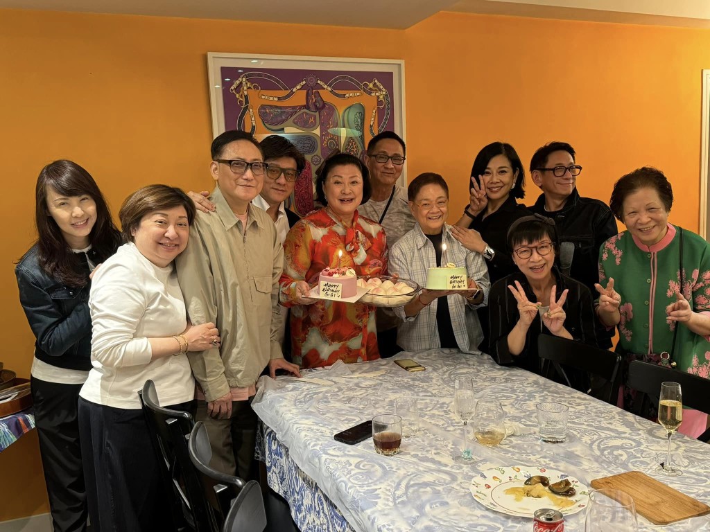 黄淑仪与友人聚会，顺便庆祝生日。