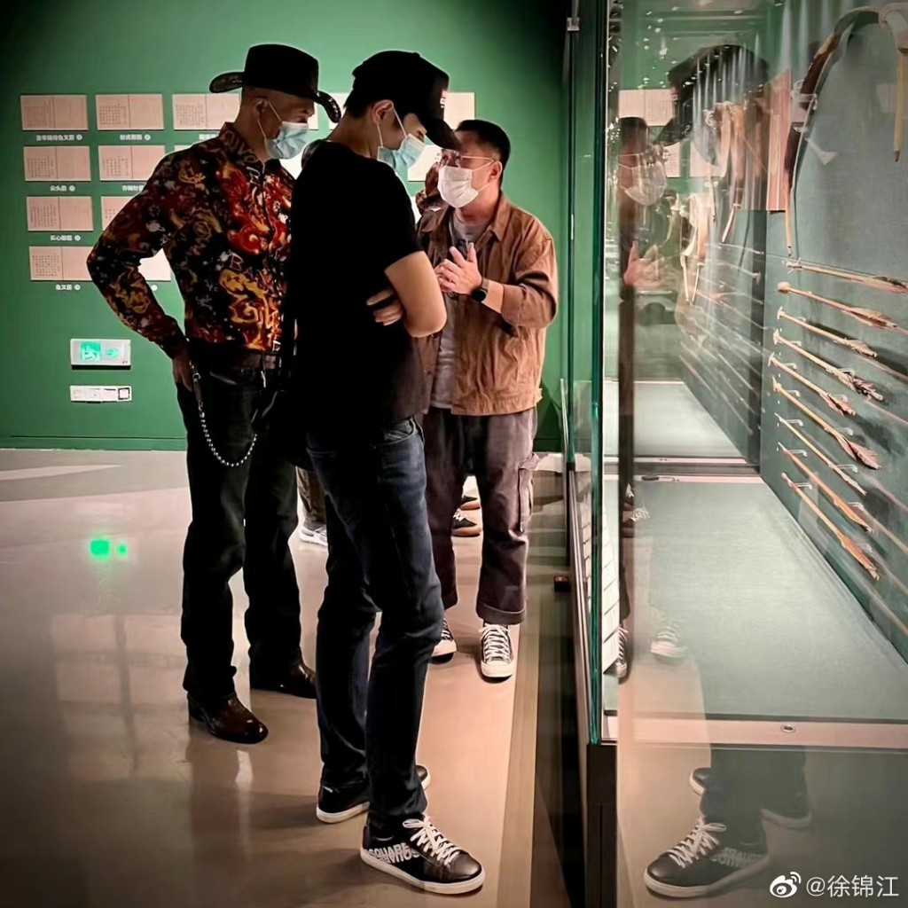 徐锦江经常去睇展览。