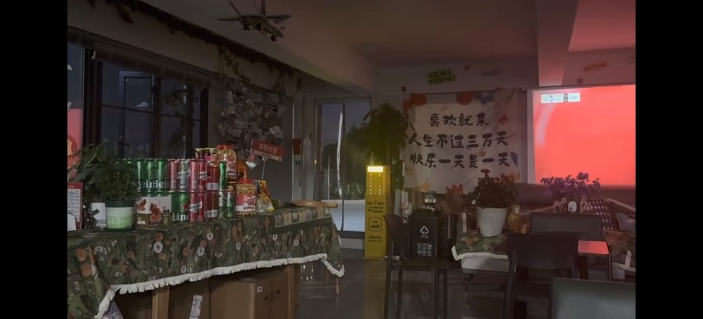 咖啡店老闆只能自己看完開幕戰。觀起茶咖.看飛機觀景店@小紅書 咖啡店老闆只能自己看完開幕戰。觀起茶咖.看飛機觀景店@小紅書