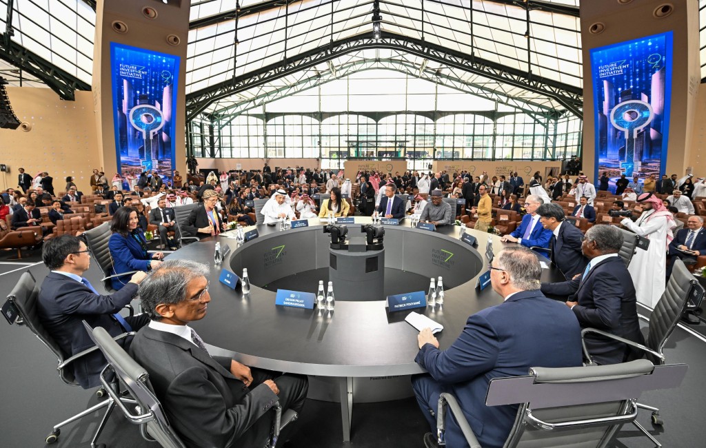 陳茂波與其他出席未來投資倡議大會的嘉賓合照。政府新聞處圖片 陳茂波與其他出席未來投資倡議大會的嘉賓合照。政府新聞處圖片