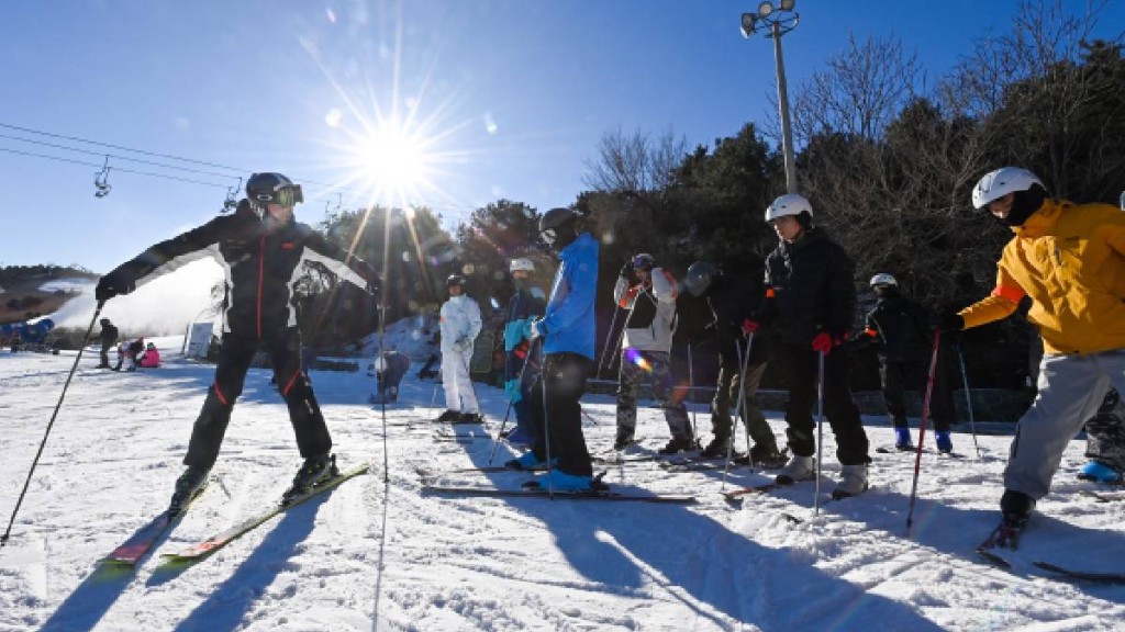 冰雪经济带动滑雪教练、雪场医生等工作机会。新华社
