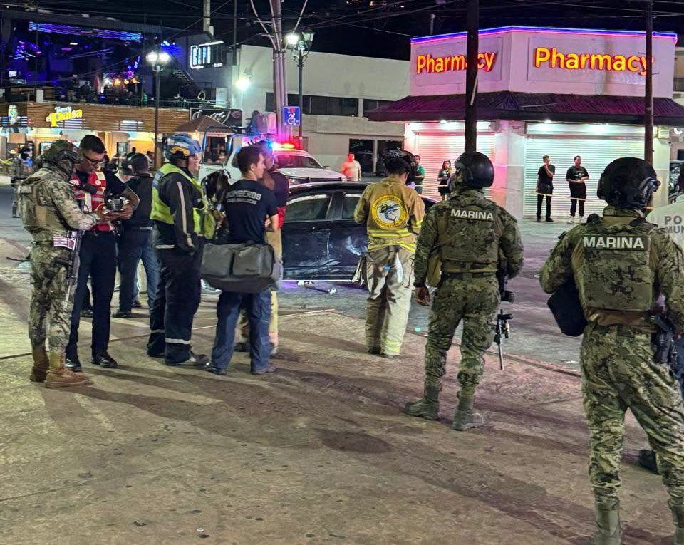 墨西哥发生私家车冲撞街头庆祝球迷事件，警方到场调查。路透社
