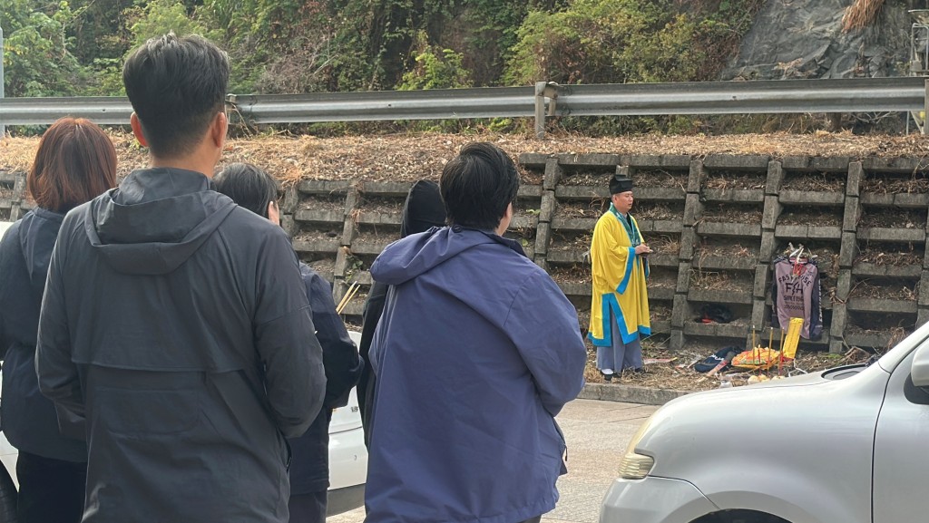 柴灣奪命車禍｜多名親友重返現場哀傷路祭 祭壇擺放鐵騎士生前衣物