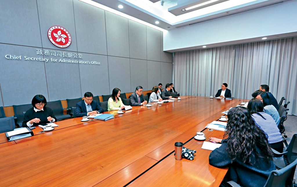 政務司司長陳國基主持跨部門會議，統籌和指示各部門作好準備。