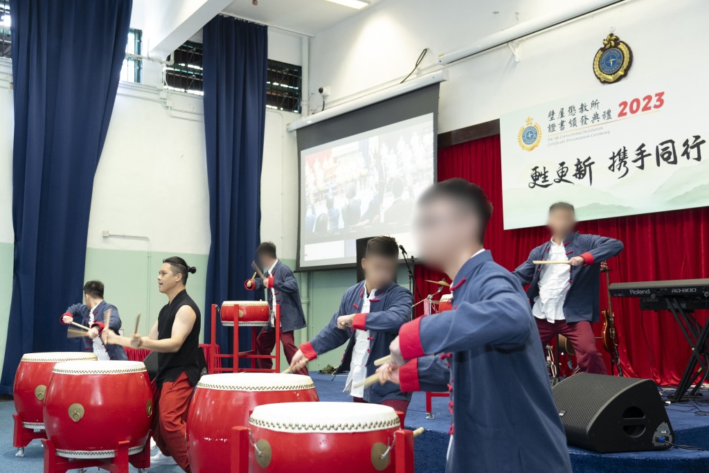青少年在囚人士在典礼上表演中国鼓乐。