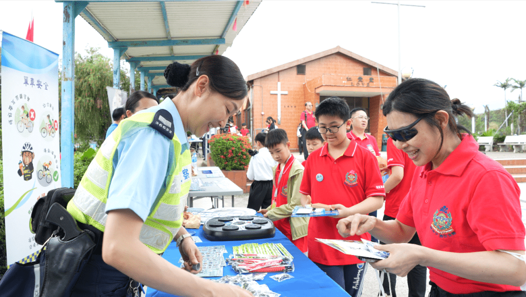 學員透過體驗營與警員的互動，了解警隊工作以及海陸空交通安全。