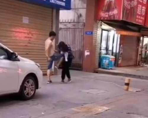 江西一名男子疑似喝醉酒,當街毆打一名女子。 網上圖片