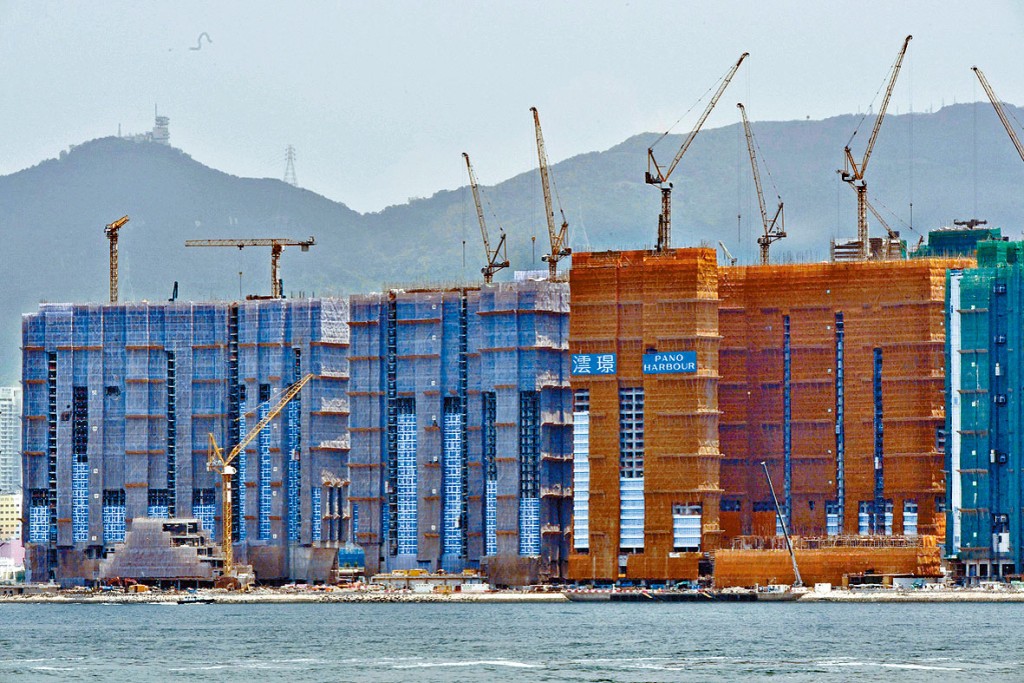 ■启德豪宅新盘天泷一个4房户以3910万售出，呎价3.33万。