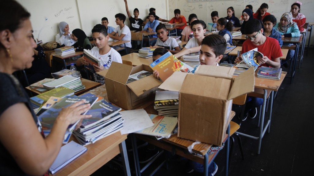 近东救济工程处（UNRWA）在黎巴嫩的学校向巴勒斯坦儿童派新书迎接新学年。 美联社