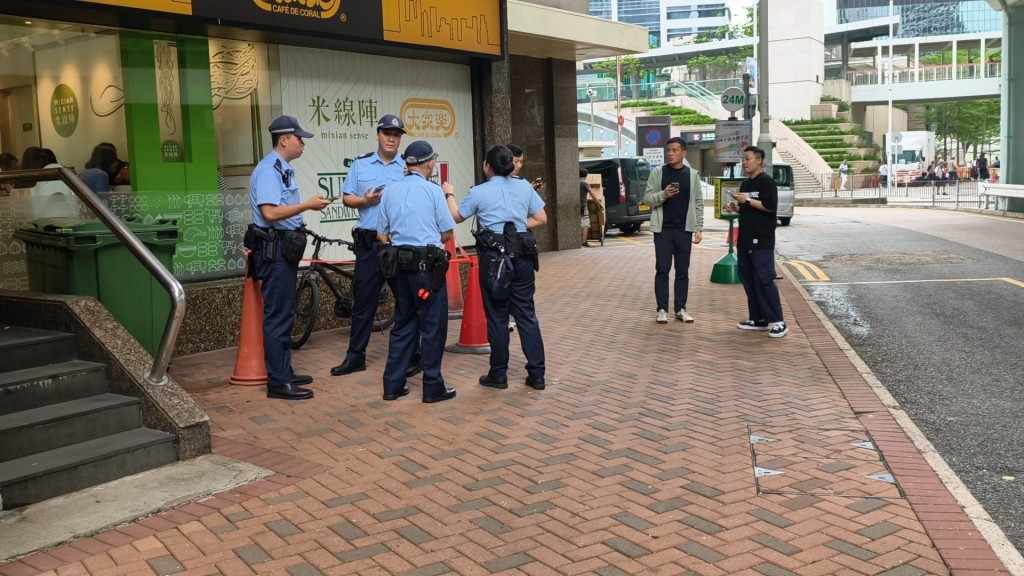 警員在金鐘海富中心查封一部疑與案有關單車。