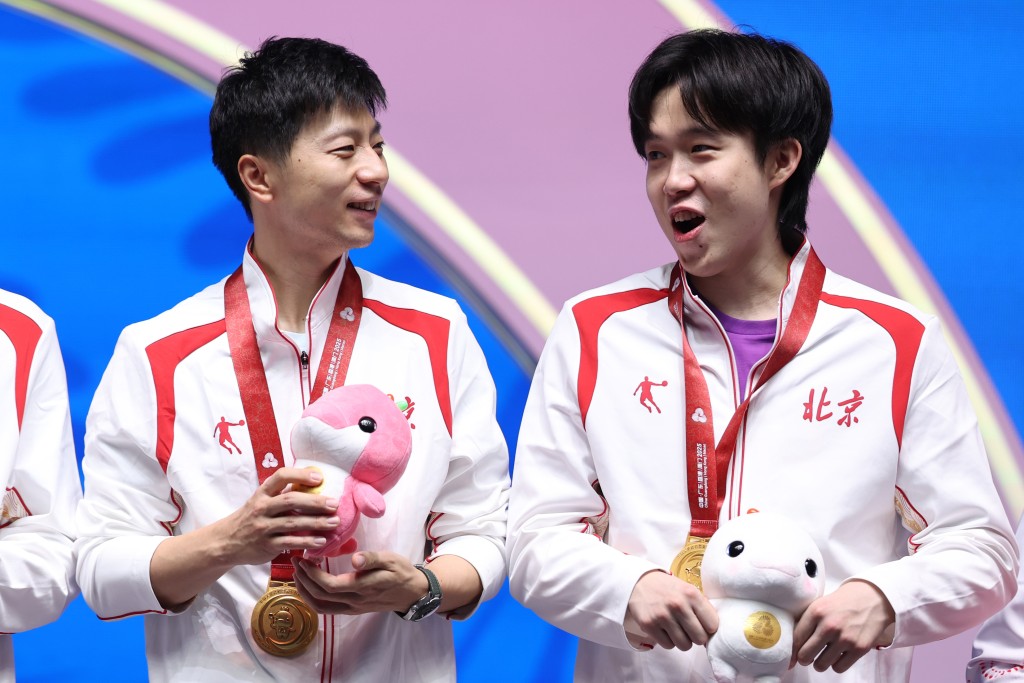 馬龍取得生涯獨欠的全運男團金牌。新華社