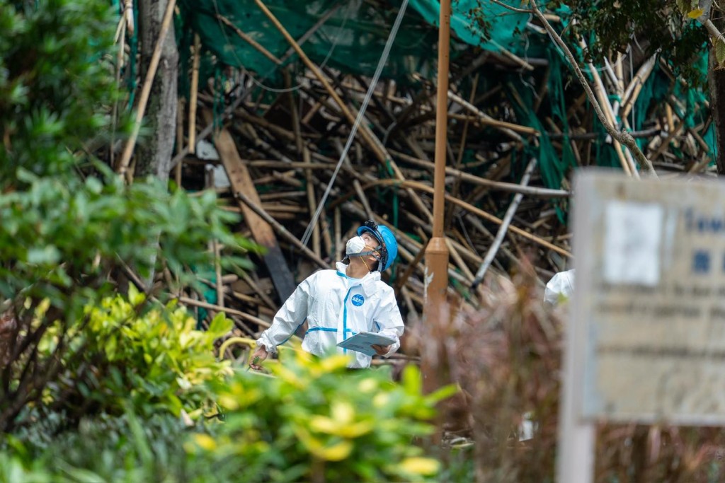 災難遇害者辨認組（DVIU）、鑑證科、機動部隊和各總區刑事部人員今日進入火場進行善後工作。香港警察fb圖片