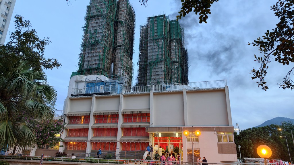 傍晚時分,社區會堂內仍有數名居民進行認屍。黃文威攝 傍晚時分,社區會堂內仍有數名居民進行認屍。黃文威攝