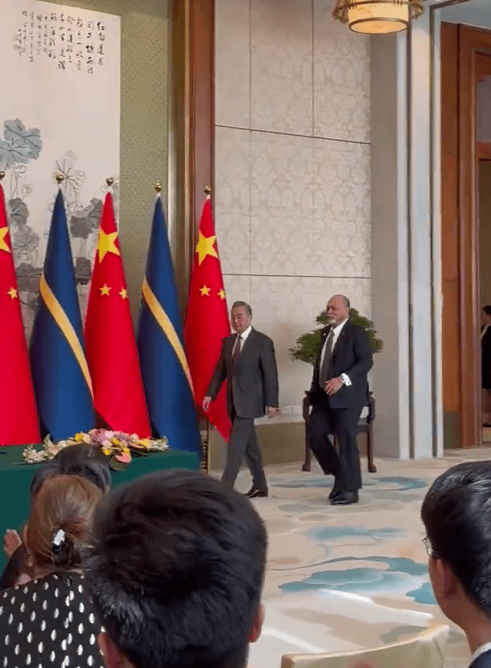 中共中央政治局委员、外交部长王毅瑙鲁外长安格明步入会场。