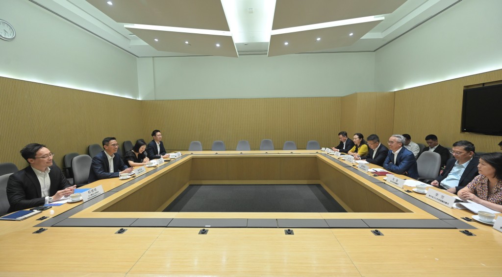 杨润雄(左二)与贵州省人民政府副省长蔡朝林(右三)会面。政府新闻处图片