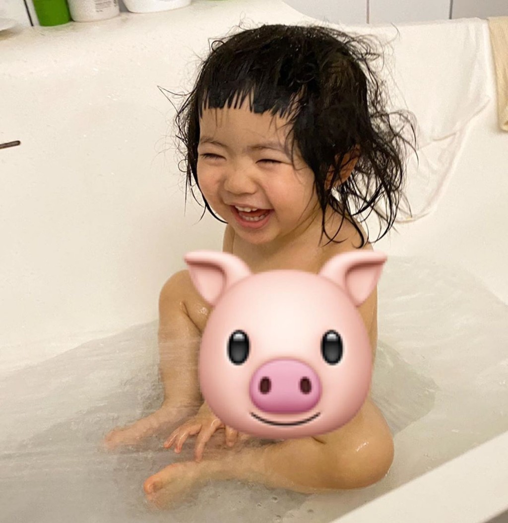 Lucy妈梁志莹分享囡囡出浴照。