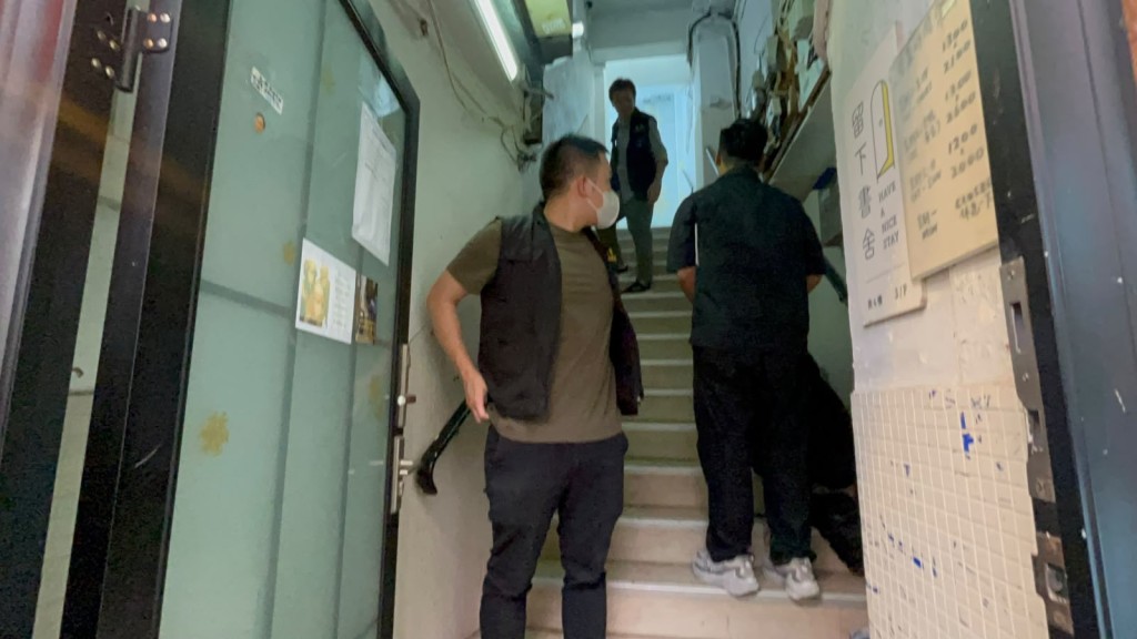 警方国安处人员搜查留下书舍。资料图片