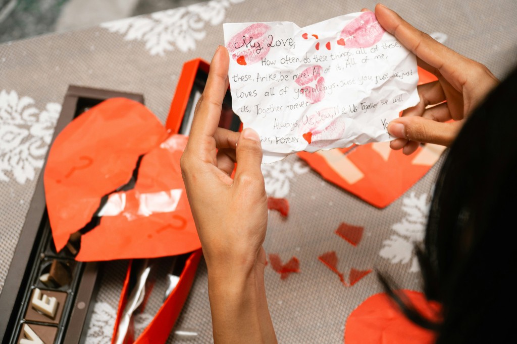 女大生四處告白竟是病，醫示警春季好發「桃花癲」。  unsplash/示意圖