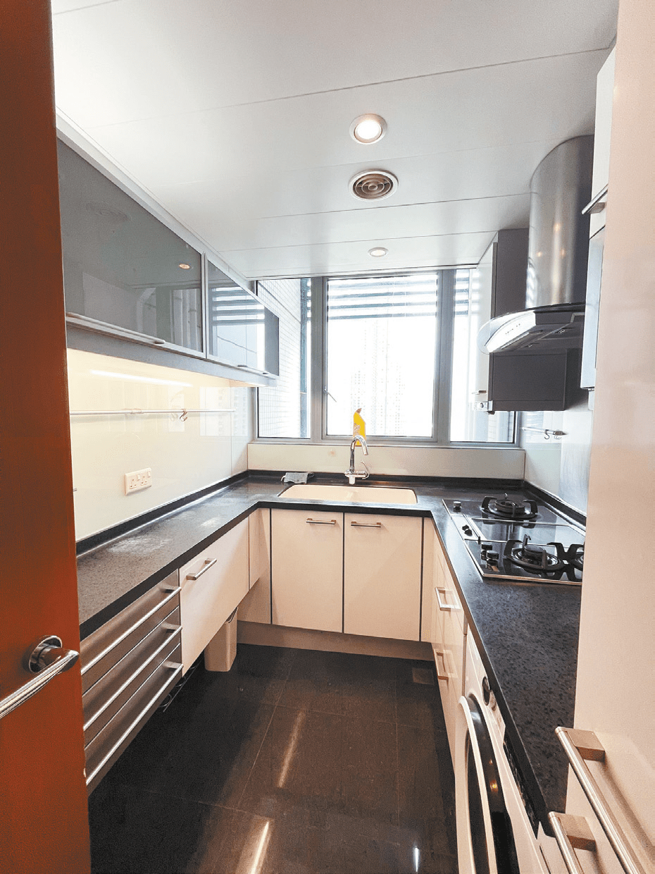 长形厨房空间宽敞，基本厨柜及炉具齐全。