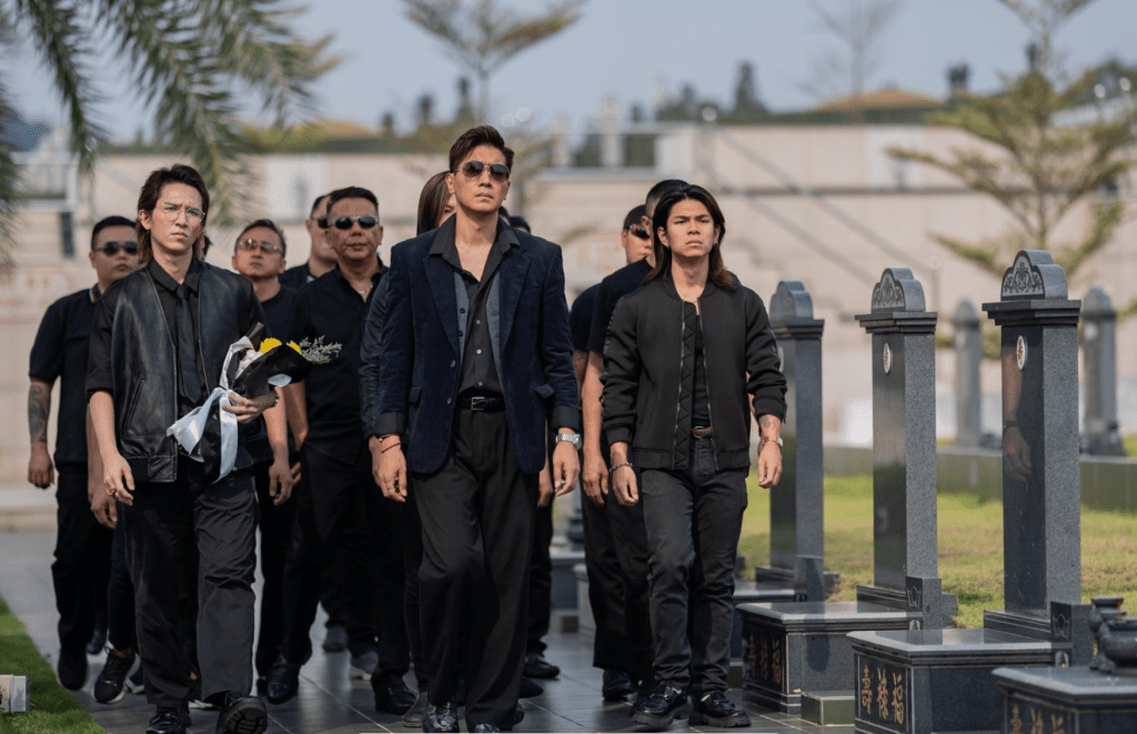 黎諾懿則是飾演默默守護Ali的黑幫大哥「漢哥」。