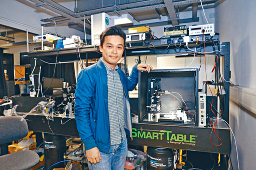 ■谢坚文研发的「双光子萤光显微镜」，能侦测单一神经元在毫秒间的活动变化。