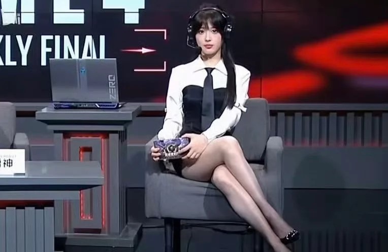 “喳喳”以“柯南黑衣人”神反击网民的道德指控。微博 “喳喳”以“柯南黑衣人”神反击网民的道德指控。微博