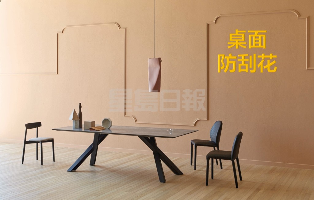 来自意大利的Gustave餐桌，桌面以Super Ceramic新物料制成，观感和瓷器相似，并备有防刮花功能，是欧洲现时最流行的物料，同时容易清洁打理，物料可添上云石纹理，印上的纹理每款均不同，配衬交叉脚座，设计独特耐用。