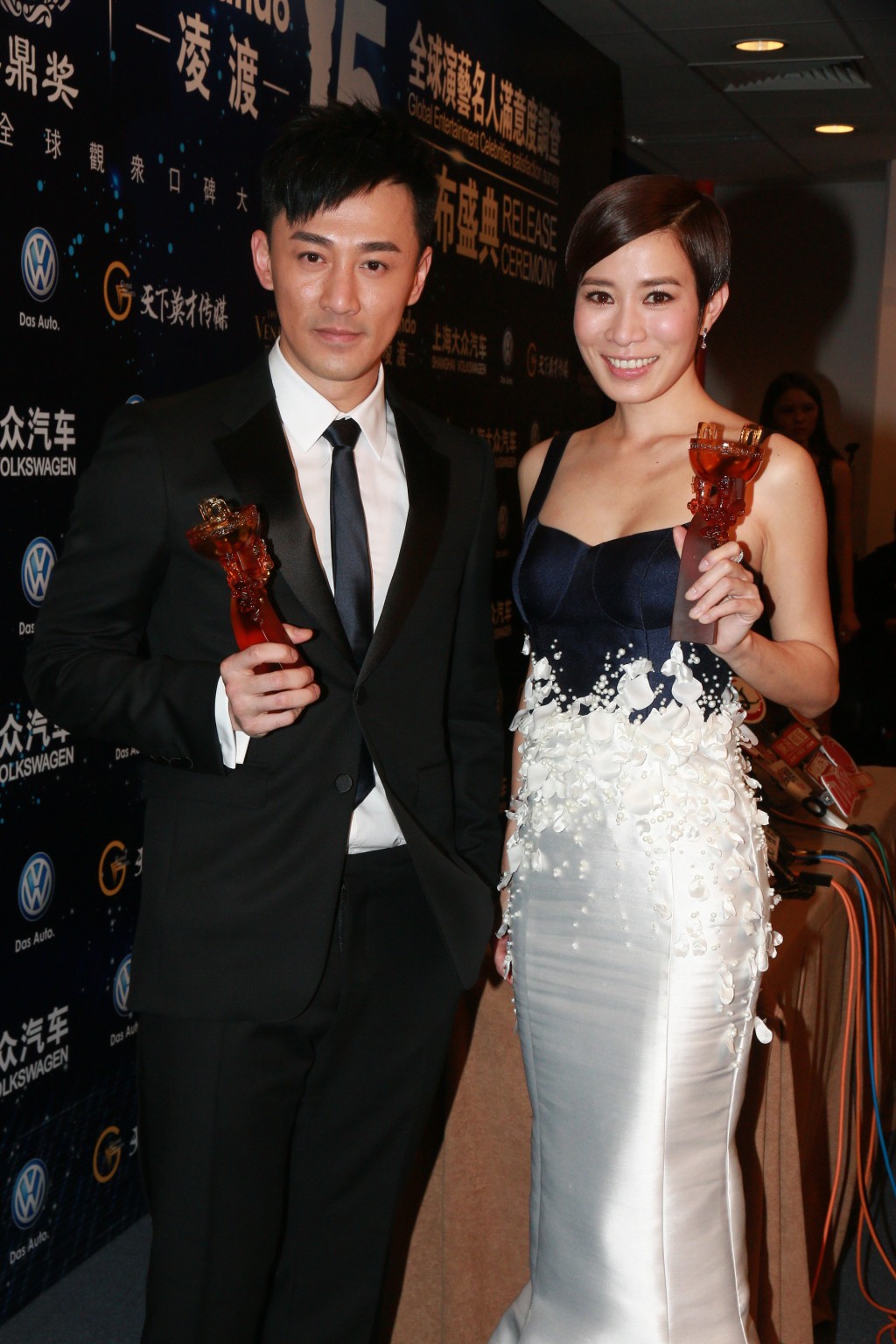 佘诗曼（右）凭该剧荣获《第15届华鼎奖颁奖礼》的「中国最佳电视剧女演员」。
