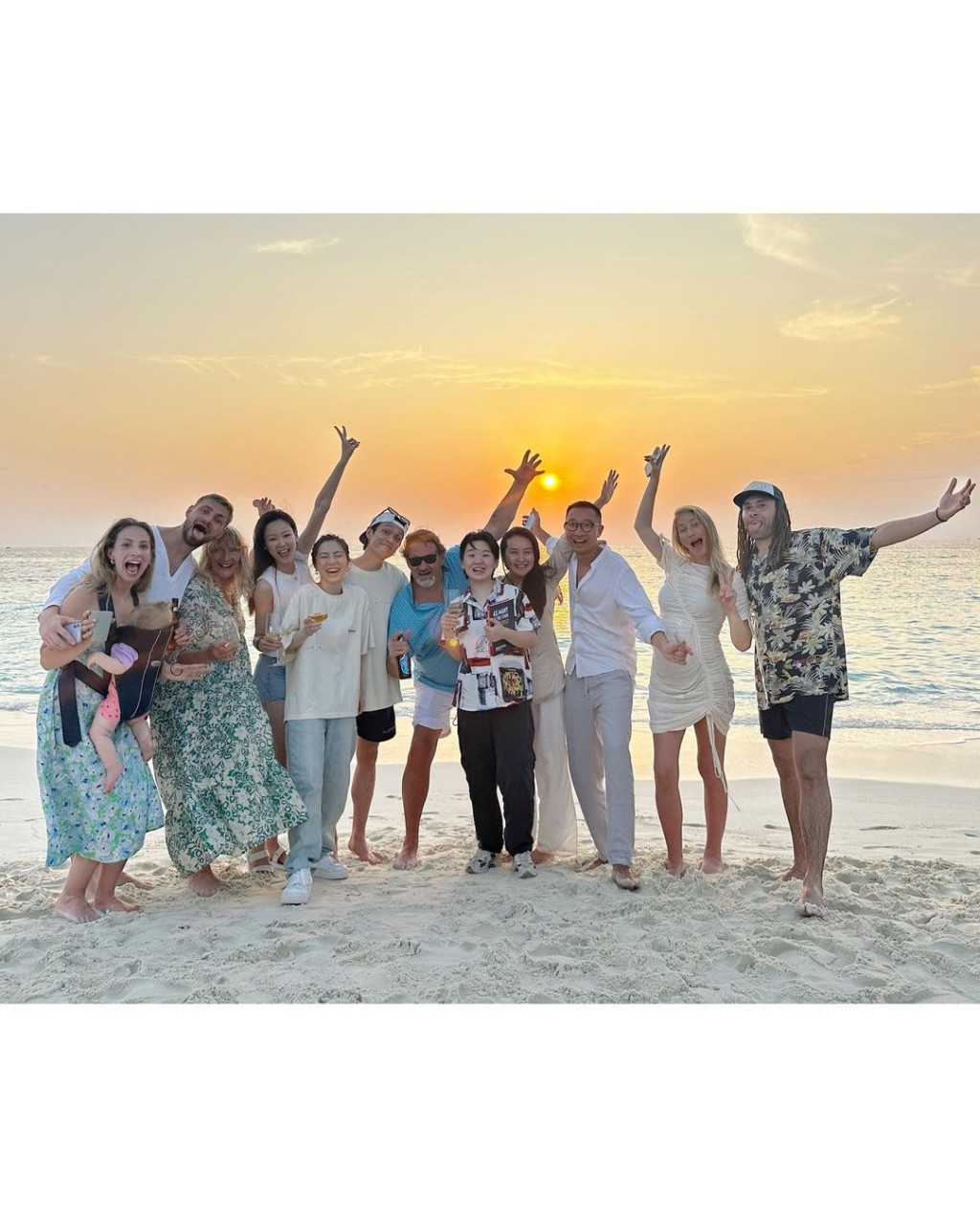 （左五起）邓紫棋与男友Mark去年5月同游马尔代夫。