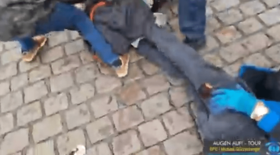 镜头中一名男子大腿被刺伤浴血。