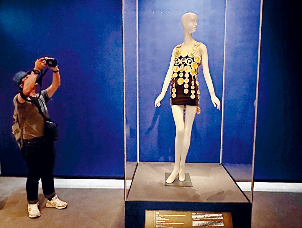 穿戴者移動時有充滿動感且閃爍的效果。