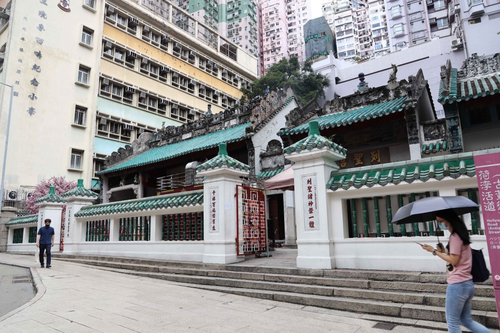 荷李活道作為旅遊熱門景點聚集地，不止有文武廟、前中央書院校舍（今PMQ元創方）、前域多利監獄（今大館），沿此漫步，轉入水坑口街，留意其英文Possession Street，細究便會發現這裏是1841年英軍佔領香港時登陸點。（資料圖片）