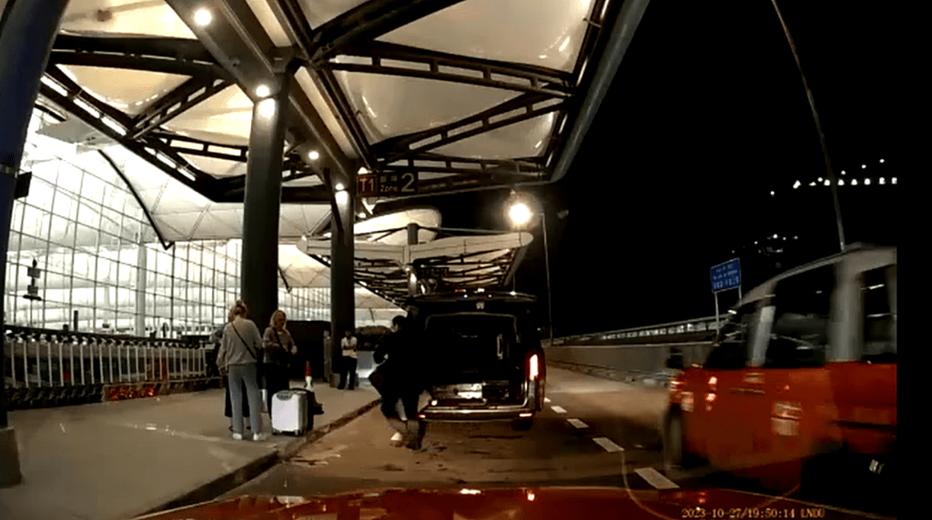 一輛私家車在一號客運大樓落行李。fb：車cam L（香港群組）