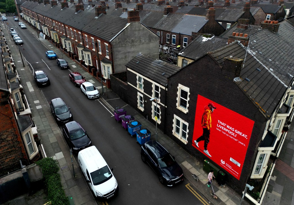 英超煞科．利物浦市内，已高挂各式各样送别高普的海报、装饰等。Reuters