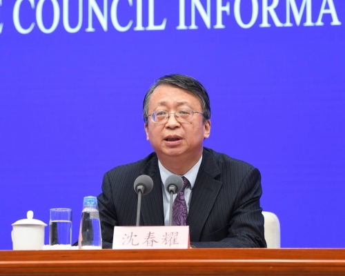 沈春耀表示,「港區國安法」的立法決定及研究起草工作同步進行。新華社