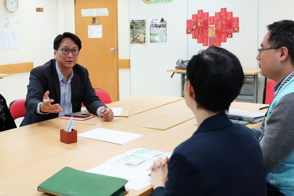 鄧家彪向何永賢提交收集到的宏志閣業主意向。何永賢fb 鄧家彪向何永賢提交收集到的宏志閣業主意向。何永賢fb