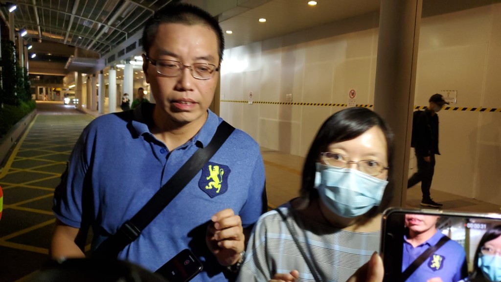 何傳耀紀念中學男女副校長到醫院了解事件。