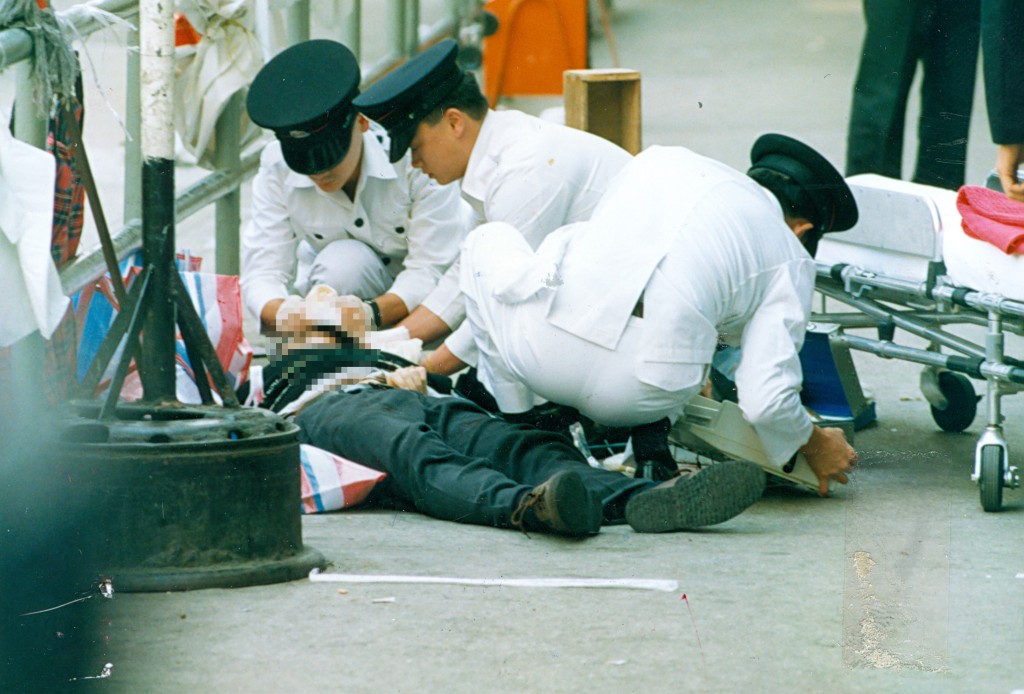 1990年郭富根在店內遇劫，郭富根因追賊而中槍身亡遺下妻兒，郭富城為兄負起照顧家庭的責任。