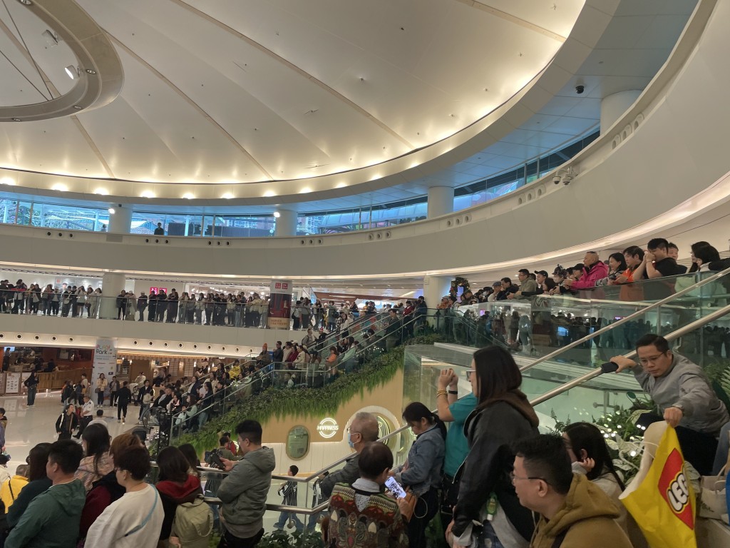 沙田新城市廣場觀察，現場人頭湧湧。