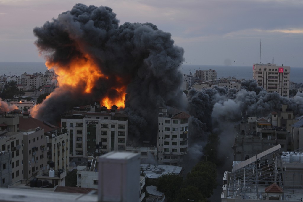 加沙地带多楝楼宇遭到空袭。美联社