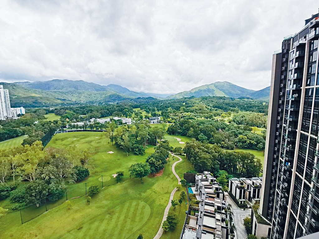 該單位外望翠綠山景及高爾夫球場，環境清新怡人。