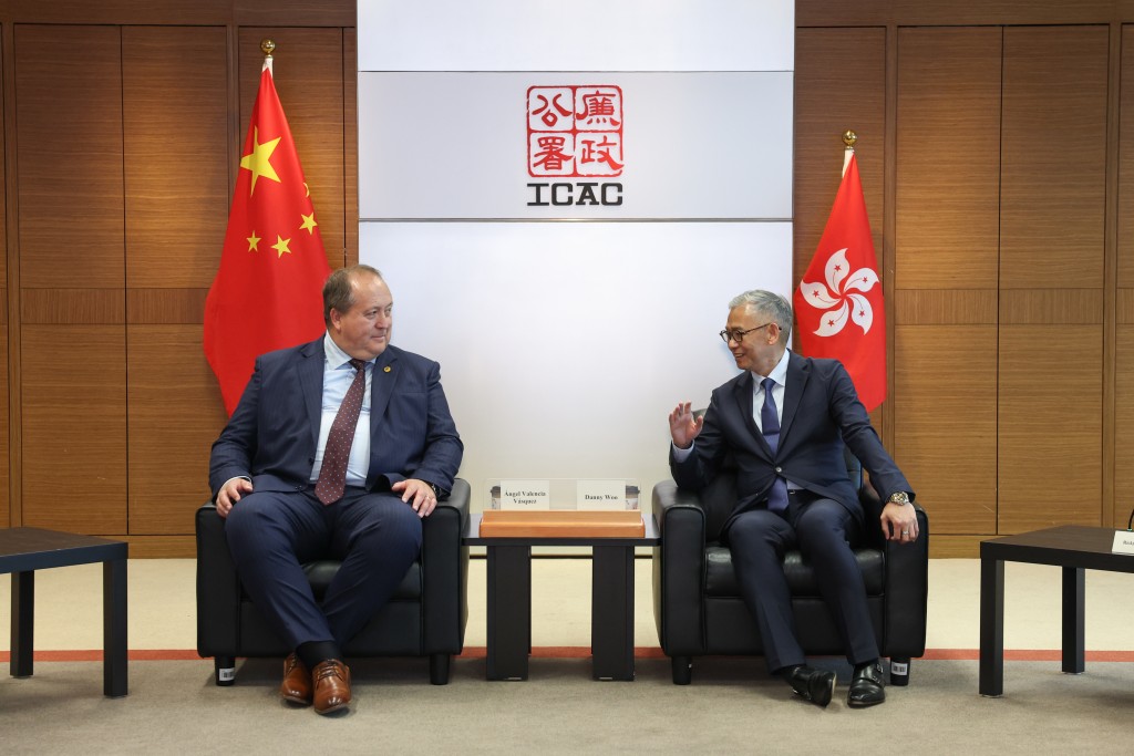 廉政專員胡英明(右)與智利總檢察長Mr Ángel Valencia Vásquez(左)進行雙邊會議。 廉政專員胡英明(右)與智利總檢察長Mr Ángel Valencia Vásquez(左)進行雙邊會議。